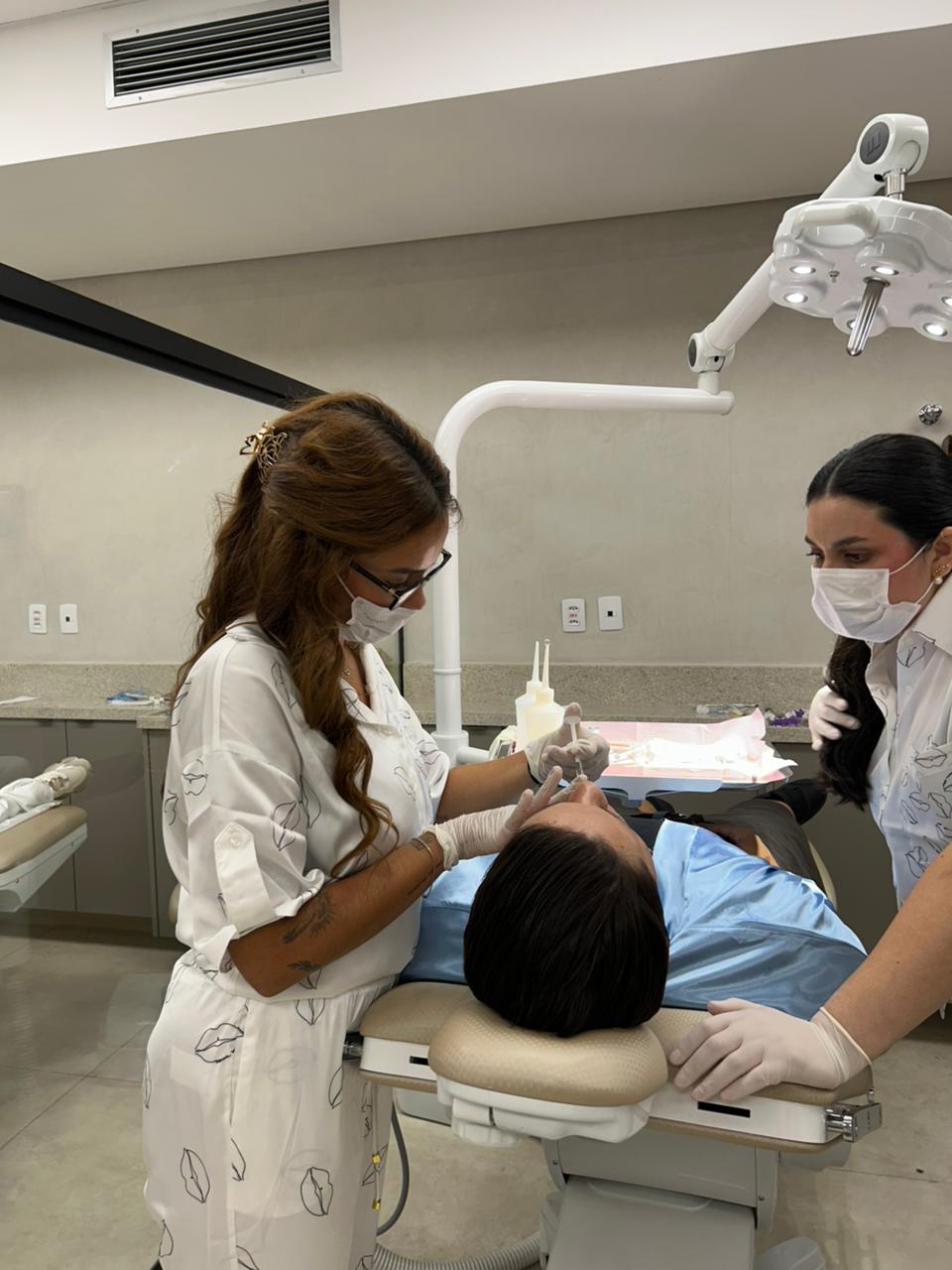 Bastidores — Gabriella realizando procedimento estético em paciente